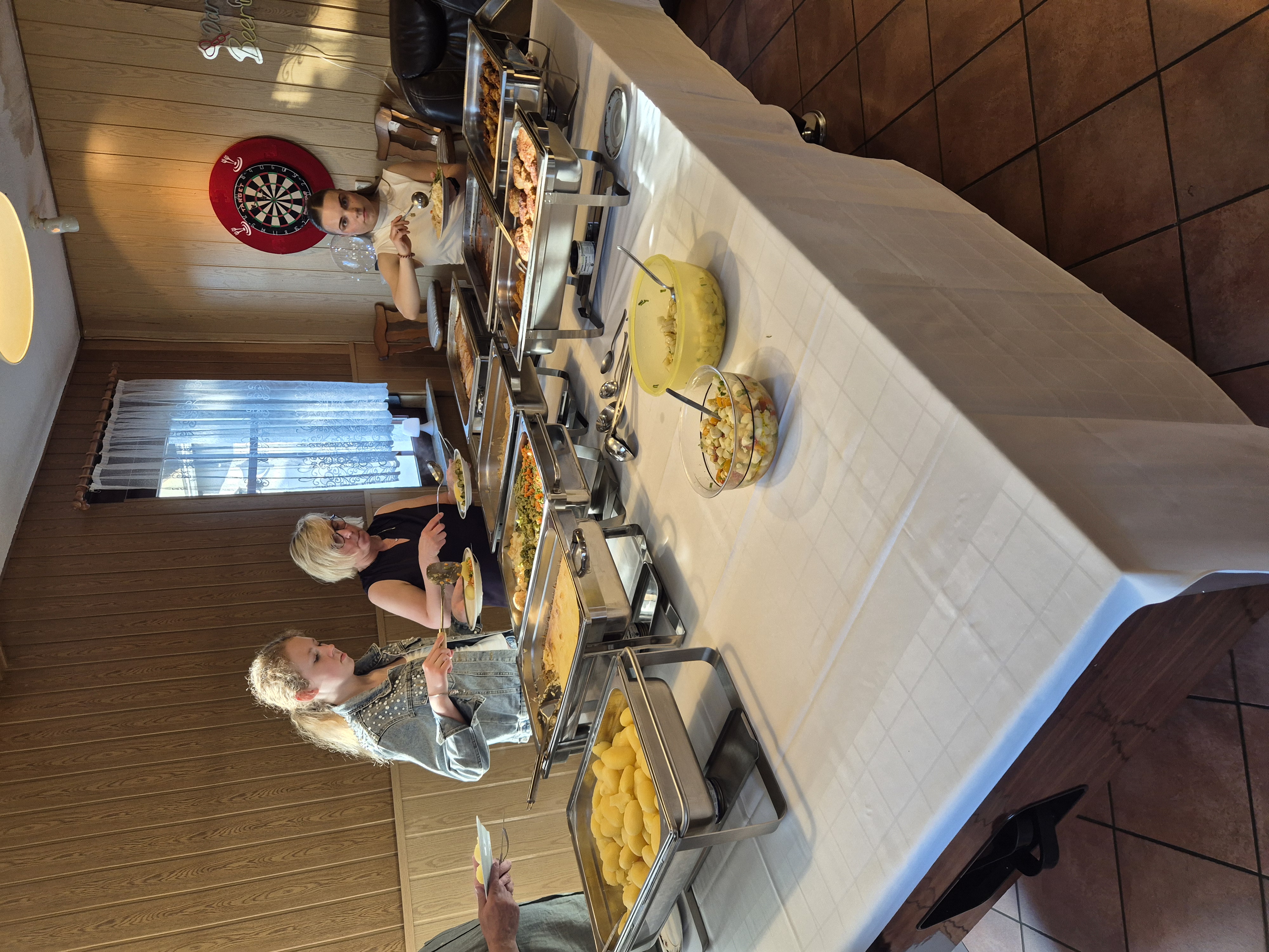 Buffet mit warmen Speisen und Salaten bei einer Feier in der Gaststätte.